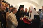 Патриарх Кирилл знакомится с каталогом, подаренным ему организатором выставки В.В. Бойко-Великим. 